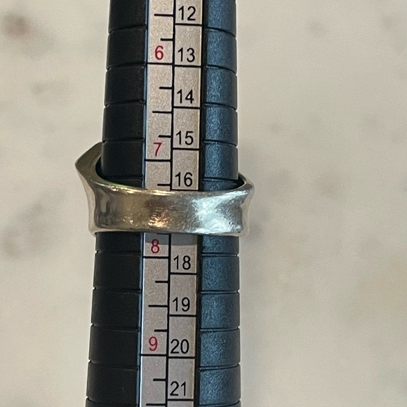 Silver and CZ ring - Picture 4 of 4